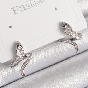 Pirinç Gümüş Renk Zirkon Taşlı Yılan Model Kadın Küpe