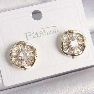 Pirinç Gold Renk Zirkon Taşlı Yonca Model Kadın Küpe