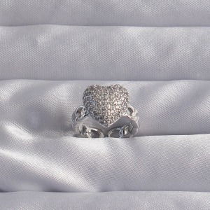 Pirinç Ayarlamalı Gümüş Renk Zirkon Taşlı Bombeli Kalp Yüzük