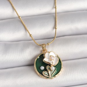 316L Çelik Gold Renk Beyaz Çiçek İşlemeli İnci Detaylı Yeşil Portre Model Kadın Kolye
