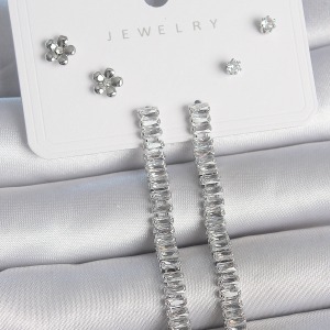 Pirinç Gümüş Renk Zirkon Taşlı Su Yolu Model Çiçek Detay 925 Ayar Gümüş Çivi Kadın Küpe Seti