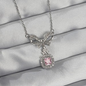 316L Çelik Gümüş Renk Fiyonk Detay Pembe Zirkon Taşlı Tektaş Kolye