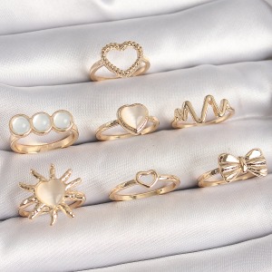 Pirinç Gold Renk Beyaz Mineli Kalp Model Kurdele Detay Kadın Yüzük Kombini