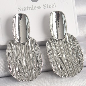 Pirinç Gümüş Renk İşlemeli Kare Plaka Model Kadın Küpe