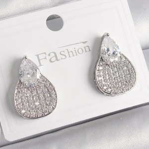 Pirinç Gümüş Renk Zirkon Taşlı Damla Model Kadın Küpe