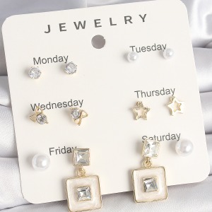 Pirinç Gold Renk Zirkon Taşlı Yıldız Figür Sallantı Beyaz Mineli Model 7'Li Kadın Küpe Seti