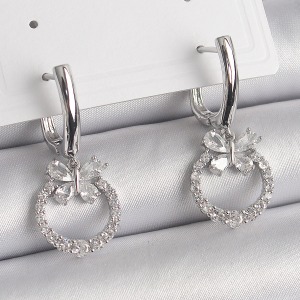 Pirinç Gümüş Renk Zirkon Taşlı Kelebek Figür Sallantı Detay Kadın Küpe