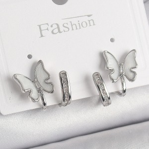 Pirinç Gümüş Renk Zirkon Taş Detaylı Beyaz Sedefli Kelebek Model Kadın Küpe