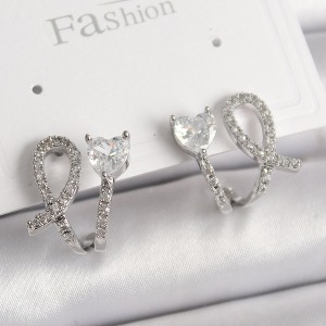 Pirinç Gümüş Renk Düğüm Model Zirkon Taşlı Kalp Detay Kadın Küpe