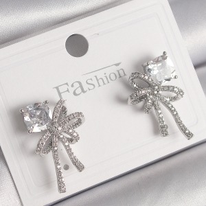 Pirinç Gümüş Renk Zirkon Taşlı Kurdele Model Kadın Küpe