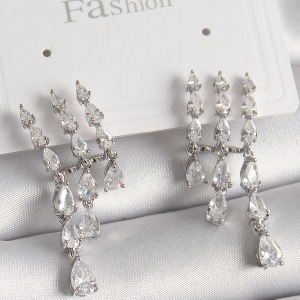 Pirinç Gümüş Renk Zirkon Taşlı Yağmur Model Kadın Küpe