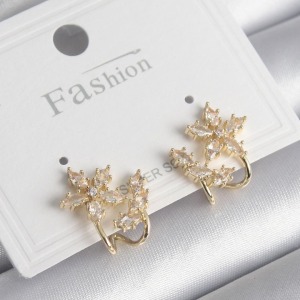 Pirinç Gold Renk Zirkon Taşlı Çiçek Model Kadın Küpe