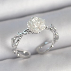 Pirinç Gümüş Renk Beyaz Gül Model Ayarlanabilir Kadın Yüzük