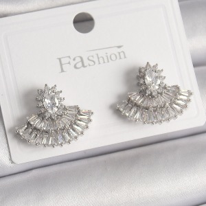 Pirinç Gümüş Renk Zirkon Taşlı Yelpaze Model Kadın Küpe