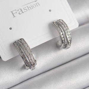 Pirinç Gümüş Renk Zirkon Taşlı Yarım Halka Model Kadın Küpe