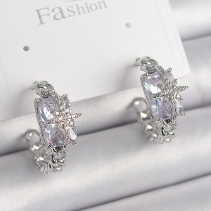 Pirinç Gümüş Renk Zirkon Taşlı Kutup Yıldız İşleme Detay Kadın Küpe