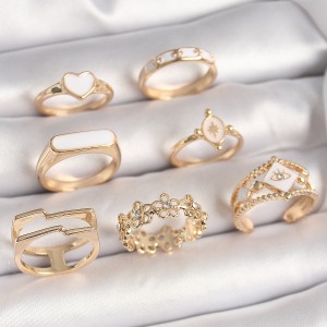 Pirinç Gold Renk Beyaz Mineli Kalp Zirkon Taşlı Çiçek Detay Kadın Yüzük Kombini