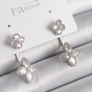 Pirinç Gümüş Renk Zirkon Taşlı Yonca Model Kadın Küpe