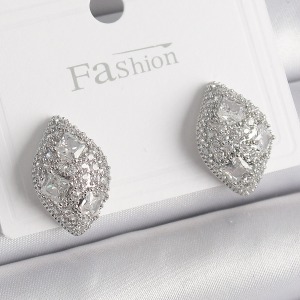 Pirinç Gümüş Renk Zirkon Taş İşlemeli Damla Model Kadın Küpe