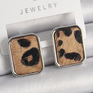 Pirinç Gümüş Renk Leopar Desenli Kare Model Kadın Küpe