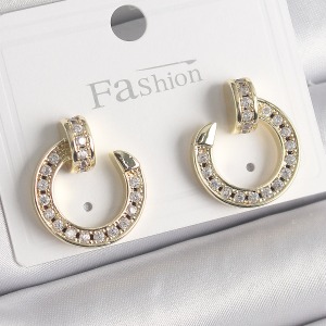 Pirinç Gold Renk Zirkon Taşlı Çivi Halka Model Kadın Küpe