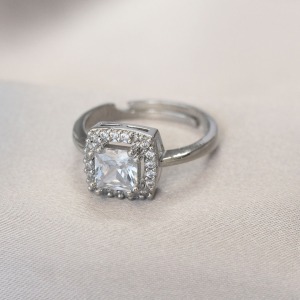 Gümüş Renk Baget ve Zirkon Taşlı Kare Yüzük