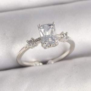 Pirinç Gümüş Renk Kare Zirkon Taşlı Model Kadın Yüzük