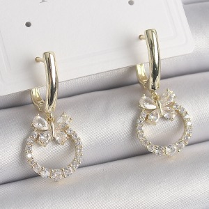 Pirinç Gold Renk Zirkon Taşlı Kelebek Figür Sallantı Model Kadın Küpe