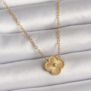 316L Çelik Gold Renk İşleme Detaylı Yonca Model Kadın Kolye
