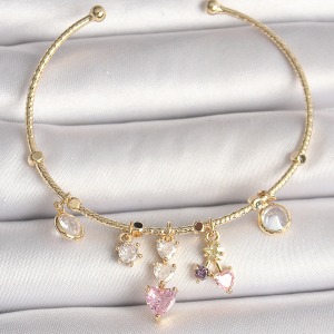 Pirinç Gold Renk Sallantı Zirkon Taşlı Kalp Figür Pembe Kalp Detay Charm Kadın Bileklik