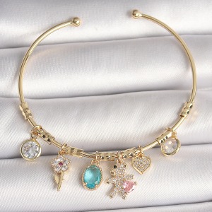 Pirinç Gold Renk Sallantı Zirkon Taşlı AYıcık Figür Kalp Detay Charm Kadın Bileklik
