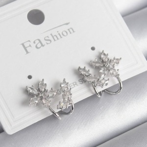 Pirinç Gümüş Renk Zirkon Taşlı Çiçek Model Kadın Küpe